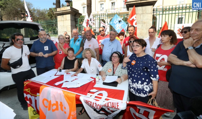 Les syndicats, réunis devant la préfecture, s'inquiètent du devenir de l'ITC. Photo : Michel Luccioni