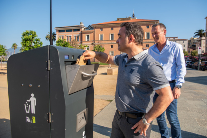 Le maire expérimenté la première poubelle intelligente installée en ville