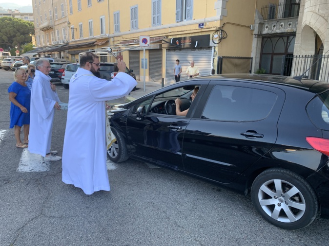 A la sortie de la messe en l'honneur de St Christophe, le Père Paolo Lombardi a beni les voitures et les conducteurs.