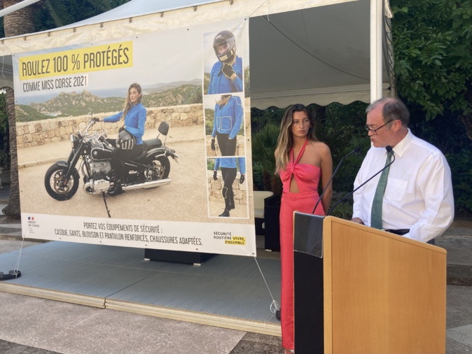Miss Corse 2021 et le préfet de Corse dévoilent la campagne "Roulez 100% protégés". Photo : Julia Sereni