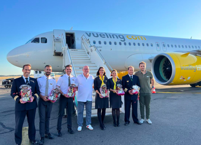 Jean Dominici, Président de la CCI de Corse avec l'équipage du vol inaugural Jean Dominici, Président de la CCI de Corse avec l'équipage du vol inaugural