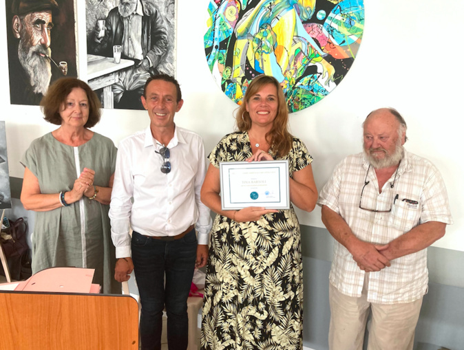 La laureate du prix Sarrola avec le maire Alexandre Sarrola La laureate du prix Sarrola avec le maire Alexandre Sarrola