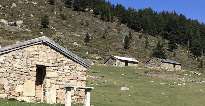 Bergeries dans le massif de Tova. Bergeries dans le massif de Tova.