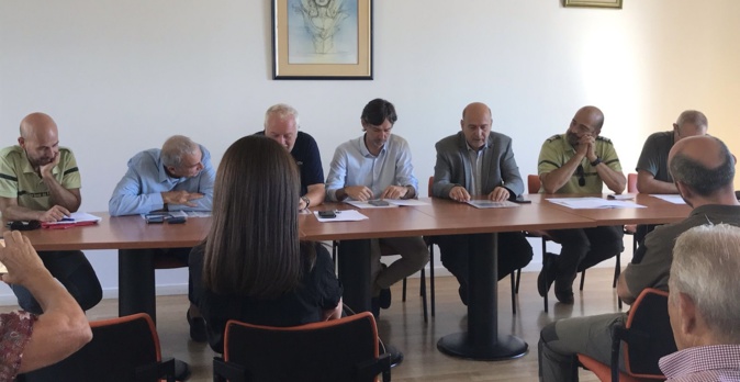 Signature de la charte entre Julien Paolini, conseiller exécutif en charge de l’aménagement du territoire, les maires d’U Sulaghju, de Chisà et de Sari-Sulinzara et le directeur de l’Office National des Forêts, en mairie de Solaro. Signature de la charte entre Julien Paolini, conseiller exécutif en charge de l’aménagement du territoire, les maires d’U Sulaghju, de Chisà et de Sari-Sulinzara et le directeur de l’Office National des Forêts, en mairie de Solaro.