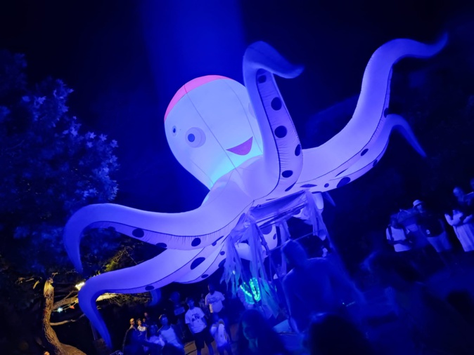 Le pouple géant a émerveillé petits et grands sur le port de Santa Severa Le pouple géant a émerveillé petits et grands sur le port de Santa Severa