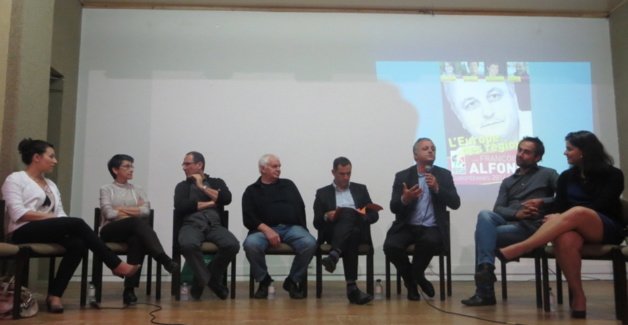 François Alfonsi, entouré de Gilles Simeoni et de ses colistiers corses.