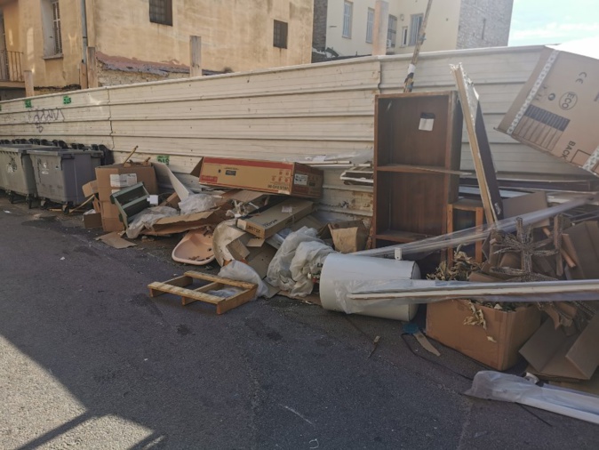 Dans la rue Antoine Sollacaro, la circulation devient difficile. Dans la rue Antoine Sollacaro, la circulation devient difficile.
