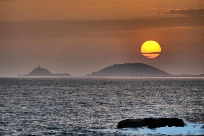 La photo du jour : coucher de Lune sur I Sanguinari La photo du jour : coucher de Lune sur I Sanguinari