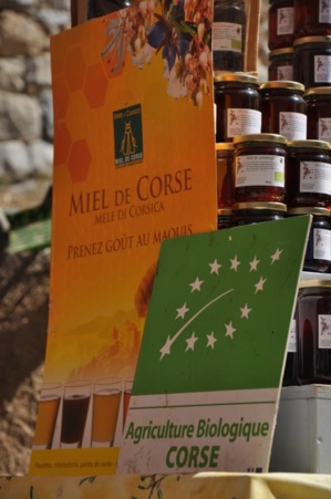 Sseules deux régions de France possèdent une AOC (appellation d'origine contrôlée) pour leur miel. L'AOC Mele di Corsica est la plus complète, et garantit un miel de grande qualité. Les apiculteurs respectant en outre le cahier des charges bio n'utilisent que des traitements naturels contre le parasite de l'abeille varroa, évitant tout pesticide synthétique.