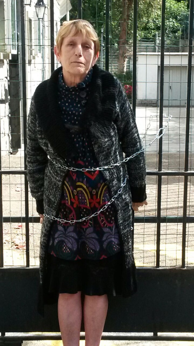 Pour conserver son logement, elle s'enchaîne à la sous-préfecture de Sartène Pour conserver son logement, elle s'enchaîne à la sous-préfecture de Sartène