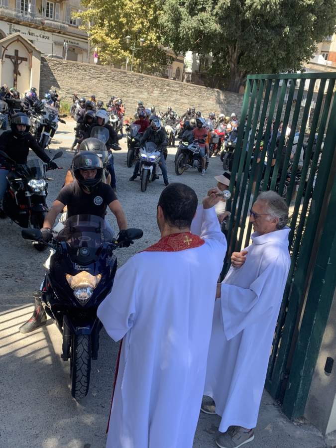 Le père Nicoli bénit les motos Le père Nicoli bénit les motos