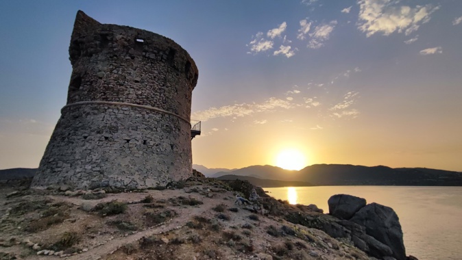 La photo du jour : lever du soleil sur la tour d'Omigna