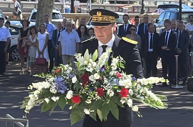 Michel Prosic a déposé une gerbe devant le Monument aux morts de la place Saint-Nicola s(@Prefet2B) Michel Prosic a déposé une gerbe devant le Monument aux morts de la place Saint-Nicola s(@Prefet2B)