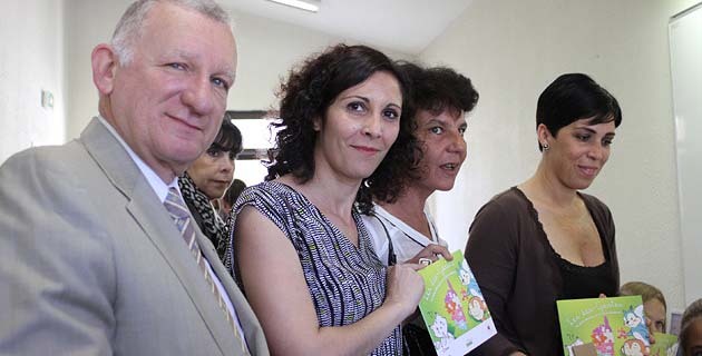 Distribution des livrets éco gestes. (Photo Lydie Colonna) Distribution des livrets éco gestes. (Photo Lydie Colonna)