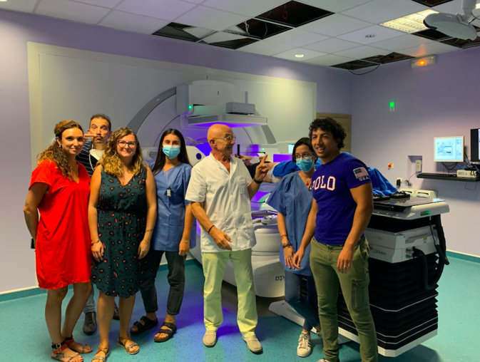 L'équipe médicale et administrative de la clinique devant la nouvelle machine L'équipe médicale et administrative de la clinique devant la nouvelle machine