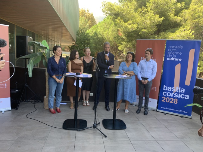 Pierre Savelli, maire de Bastia, Mattea Lacave, adjointe à la culture et l'équipe de la Direction de l'Action Culturelle, ont présenté la saison 2022/2023.