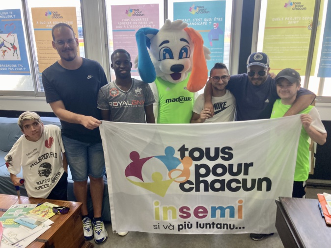 Une partie de l'équipe de "Tous pour chacun", avec la mascotte du club de foot "TPC", dans leur local à Ajaccio. Photo : Julia Sereni