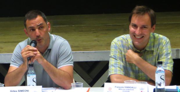 Gilles Simeoni, maire de Bastia, et François Viangalli, maître de conférences en droit européen à l’université Grenoble-Alpes, lors du débat organisé le 7 juin à Bastia par la Ligue des Droits de l’homme (LDH).