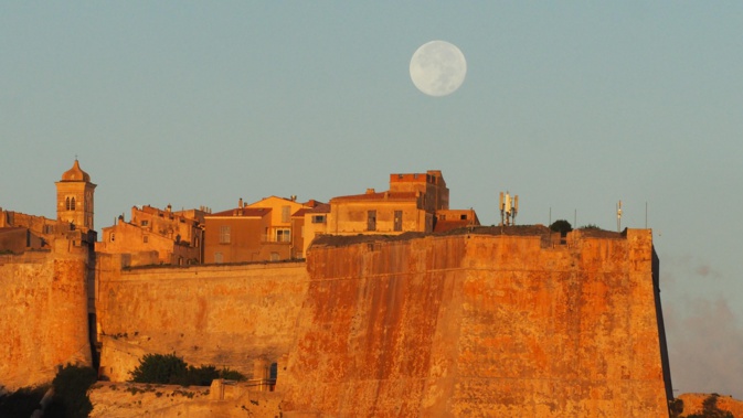 La photo du jour : quand la lune joue les prolongations le ciel de Bonifacio
