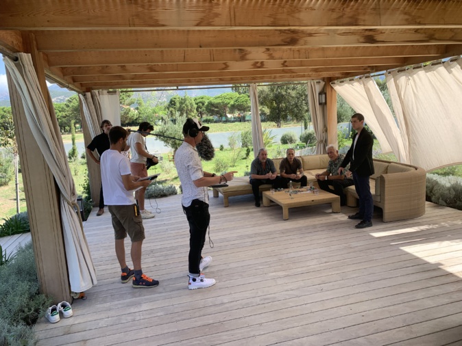 Equipe et acteurs en plein tournage à l'Hôtel La Roya à St Florent Equipe et acteurs en plein tournage à l'Hôtel La Roya à St Florent