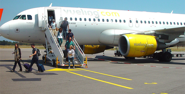 Les premiers passagers du vol Barcelone-Bastia débarquent à Poretta