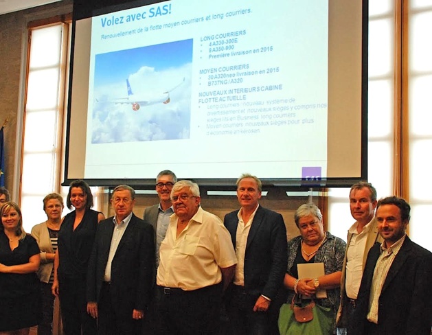 Paul Trojani entouré de Pierre Tolcini, du TO suédois Pontus Langley, des TO et des agents de voyages.