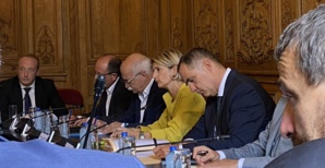 A Paris lors des discussions sur l'autonomie. A Paris lors des discussions sur l'autonomie.