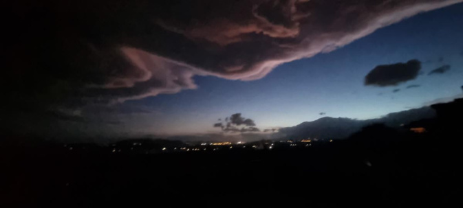 Nuage formé par le vent en soirée : au fond Porto-Vecchio (Christian Caffo)