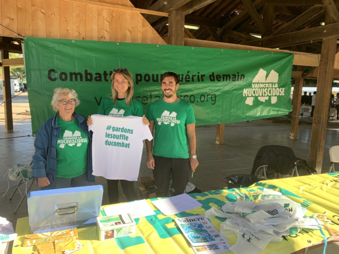 Pierrette Quilici-Cot, à gauche, Tony Richard, à droite et les bénévoles de l'association au stand avant le départ. Pierrette Quilici-Cot, à gauche, Tony Richard, à droite et les bénévoles de l'association au stand avant le départ.