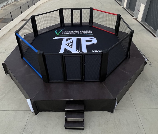 Un octogone de compétition pour le KTP MMA Scola Un octogone de compétition pour le KTP MMA Scola