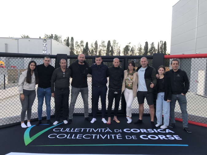 Une partie de l'équipe du KTP MMA Scola, pas peu fière de l'acquisition d'un octogone de compétition. Une partie de l'équipe du KTP MMA Scola, pas peu fière de l'acquisition d'un octogone de compétition.