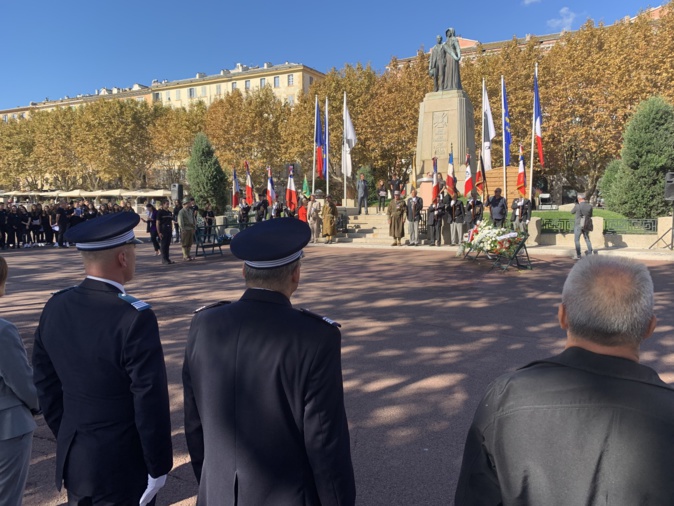 Sur la place Saint-Nicolas de Bastia Sur la place Saint-Nicolas de Bastia