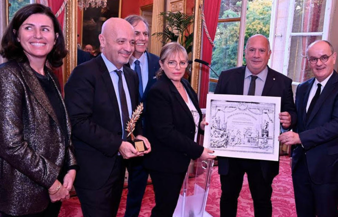 Remise de la Palme d’Or du Comité de France, sous le patronage du Journal du Parlement, dans les Salons d’honneur du Palais du Luxembourg.   De gauche à droite : Marie-Antoinette Santoni-Brunelli Directrice Programme/Développement durable, RSE ; Luc Bereni, Président du Directoire de la Compagnie Air Corsica; Olivier de Tilière, Président du Comité de France; Marie-Hélène Casanova-Servas, Présidente du Conseil de surveillance d’Air Corsica; le Sénateur de Haute-Corse, Paul-Toussaint Parigi et le Président du Groupe d’Etudes sur l’Aviation civile, le Questeur Vincent Capo-Canellas, Sénateur de la Seine-Saint-Denis.