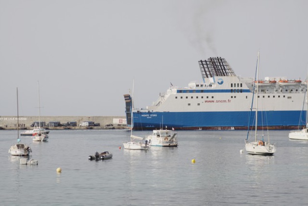 Sous la pression des commerçants le Monte D'Oro largue les amarres pour aller mouiller au large de L'Ile-Rousse Sous la pression des commerçants le Monte D'Oro largue les amarres pour aller mouiller au large de L'Ile-Rousse