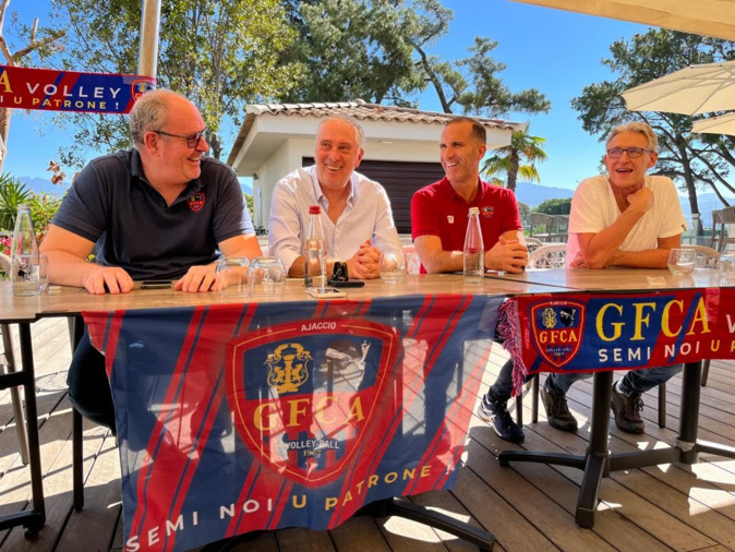 Les dirigeants et l'entraîneur Les dirigeants et l'entraîneur