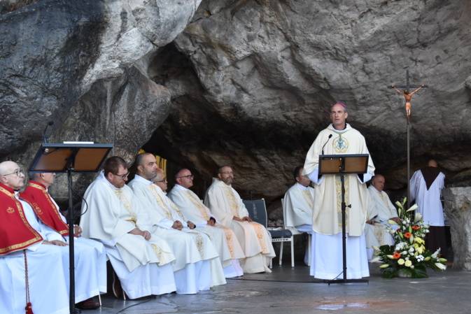 A Lourdes avec Monseigneur Bustillo, évêque de Corse A Lourdes avec Monseigneur Bustillo, évêque de Corse