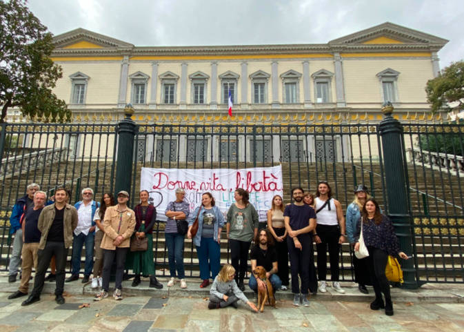 Les manifestants rassemblés devant le Palais de Justice de Bastia Les manifestants rassemblés devant le Palais de Justice de Bastia