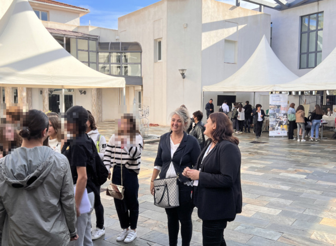 Les premières élèves accompagnés de leurs enseignants ont visité les différents stands d'information Les premières élèves accompagnés de leurs enseignants ont visité les différents stands d'information