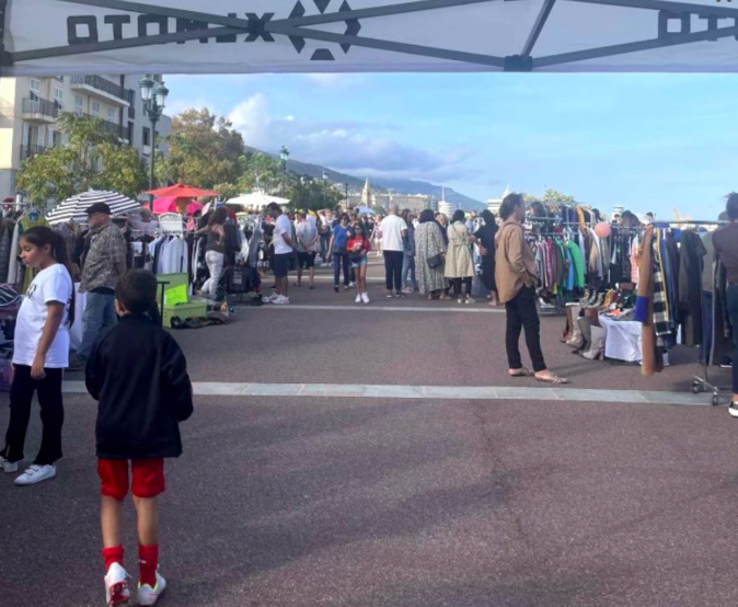 Beaucoup de monde sur le quai des Martyres Beaucoup de monde sur le quai des Martyres