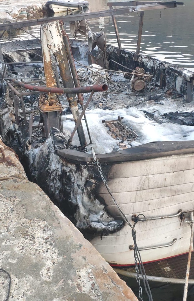Le "Laura" dépose par le fond à quai dans le port de Centuri.Document CNI Le "Laura" dépose par le fond à quai dans le port de Centuri.Document CNI