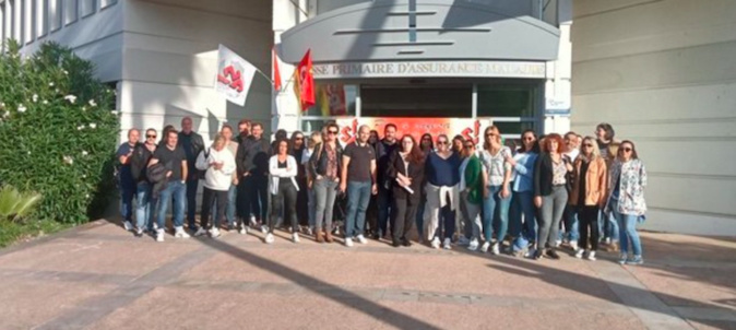 Les grévistes devant la CPAM d'Ajaccio Les grévistes devant la CPAM d'Ajaccio