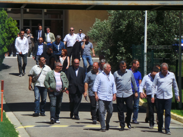 Les socioprofessionnels et les élus quittent la préfecture Les socioprofessionnels et les élus quittent la préfecture