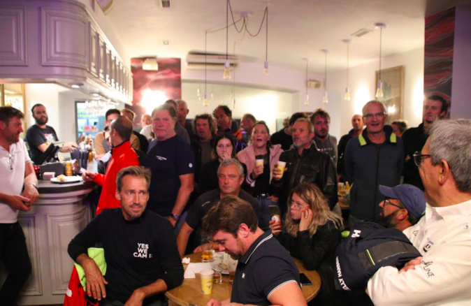 Les skippers, lors du vote du sens de course qui s'est déroulée en haute ville au Café de la Poste Les skippers, lors du vote du sens de course qui s'est déroulée en haute ville au Café de la Poste