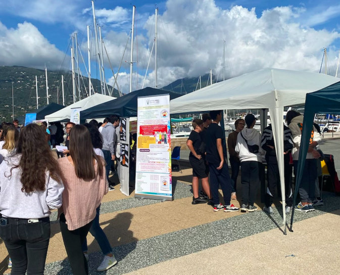 Des nombreux jeunes ont visité les stands Des nombreux jeunes ont visité les stands