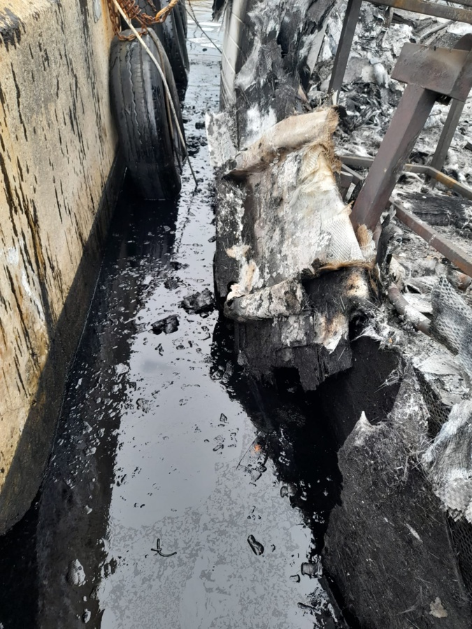 Du fuel s'est échappé des réservoirs du "Laura". (Document CNI) Du fuel s'est échappé des réservoirs du "Laura". (Document CNI)