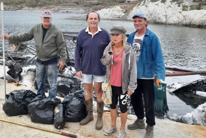 Les bénévoles de l'association PMCC autour de l'épave du Laura Les bénévoles de l'association PMCC autour de l'épave du Laura