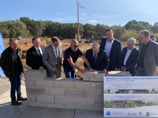 La pose symbolique de la premiere pierre La pose symbolique de la premiere pierre