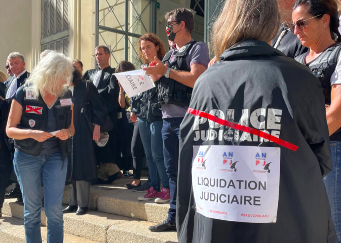 Un rassemblement a eu lieu sur les marches du TGI d'Ajaccio ce lundi matin Un rassemblement a eu lieu sur les marches du TGI d'Ajaccio ce lundi matin