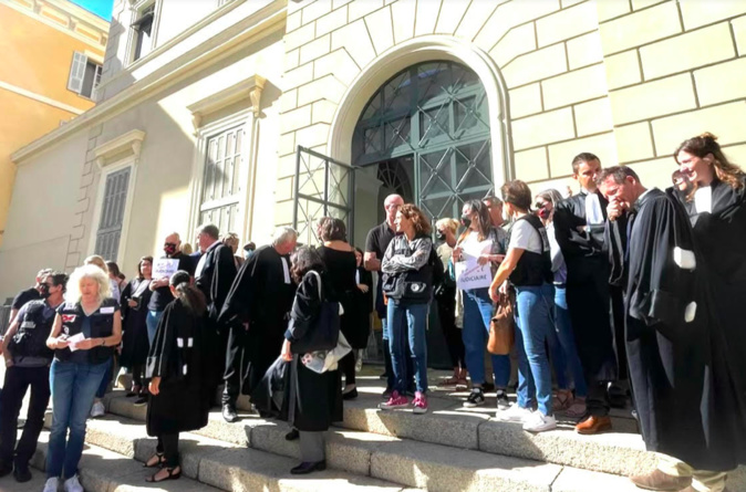 Une centaine de personnes se sont rassemblées aussi à Bastia Une centaine de personnes se sont rassemblées aussi à Bastia