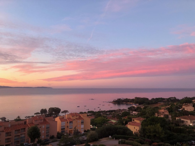 La photo du jour : début de journée rose à Ajaccio
